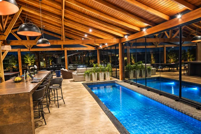 Piscina interna aquecida iluminada